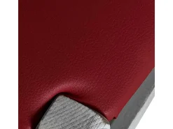 Silla veneciana antigua de madera blanca con asiento rojo