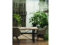 Sillón tapizado marrón patas metálicas negras