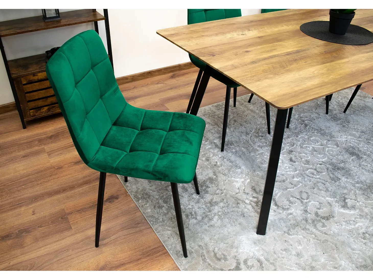 Sillón Valora PYRA de terciopelo verde oscuro, diseño moderno para sala de estar