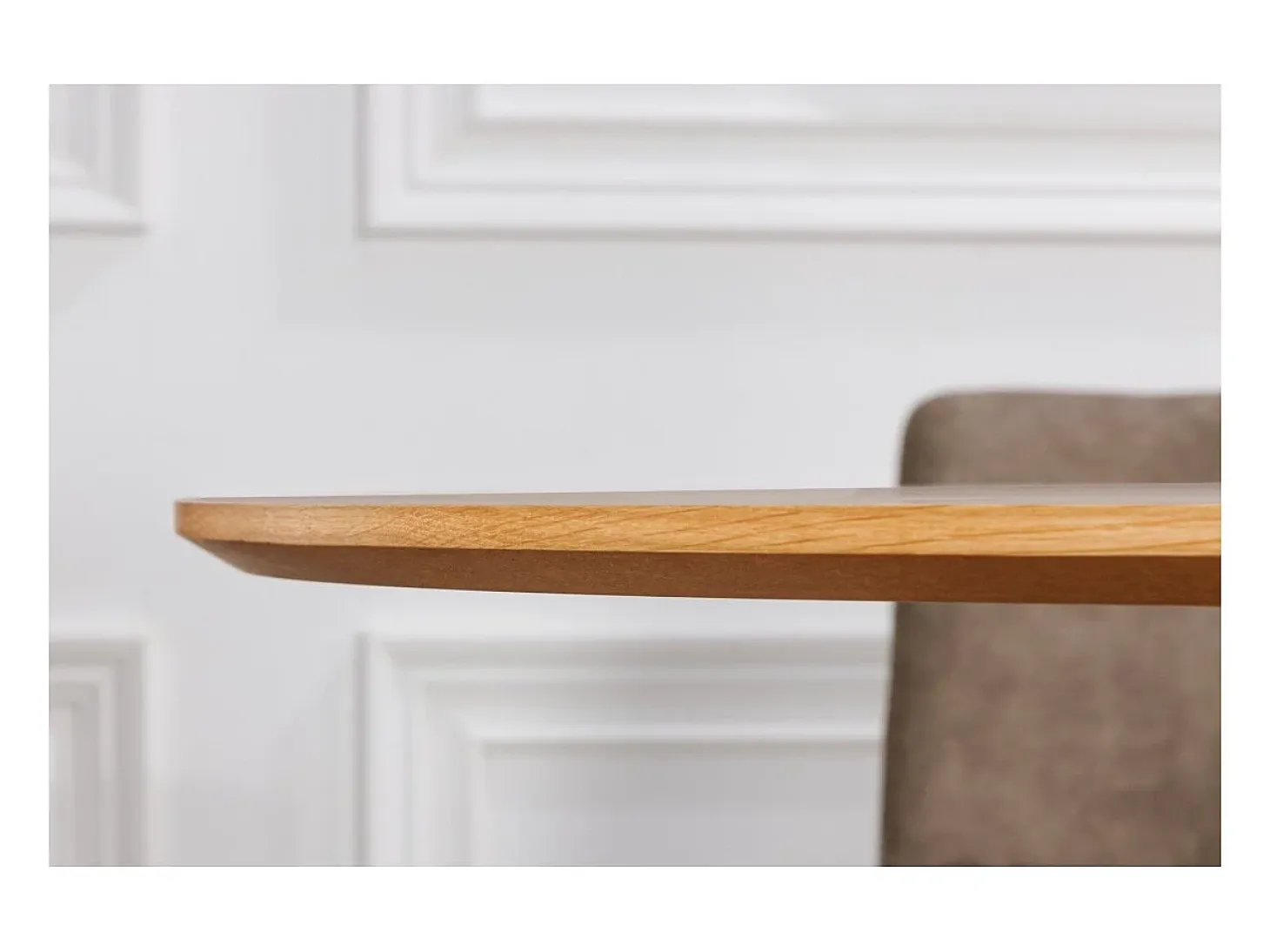 Table KANOVA 140 cm – Tablero redondo de roble claro y pie central de diseño – Estilo contemporáneo