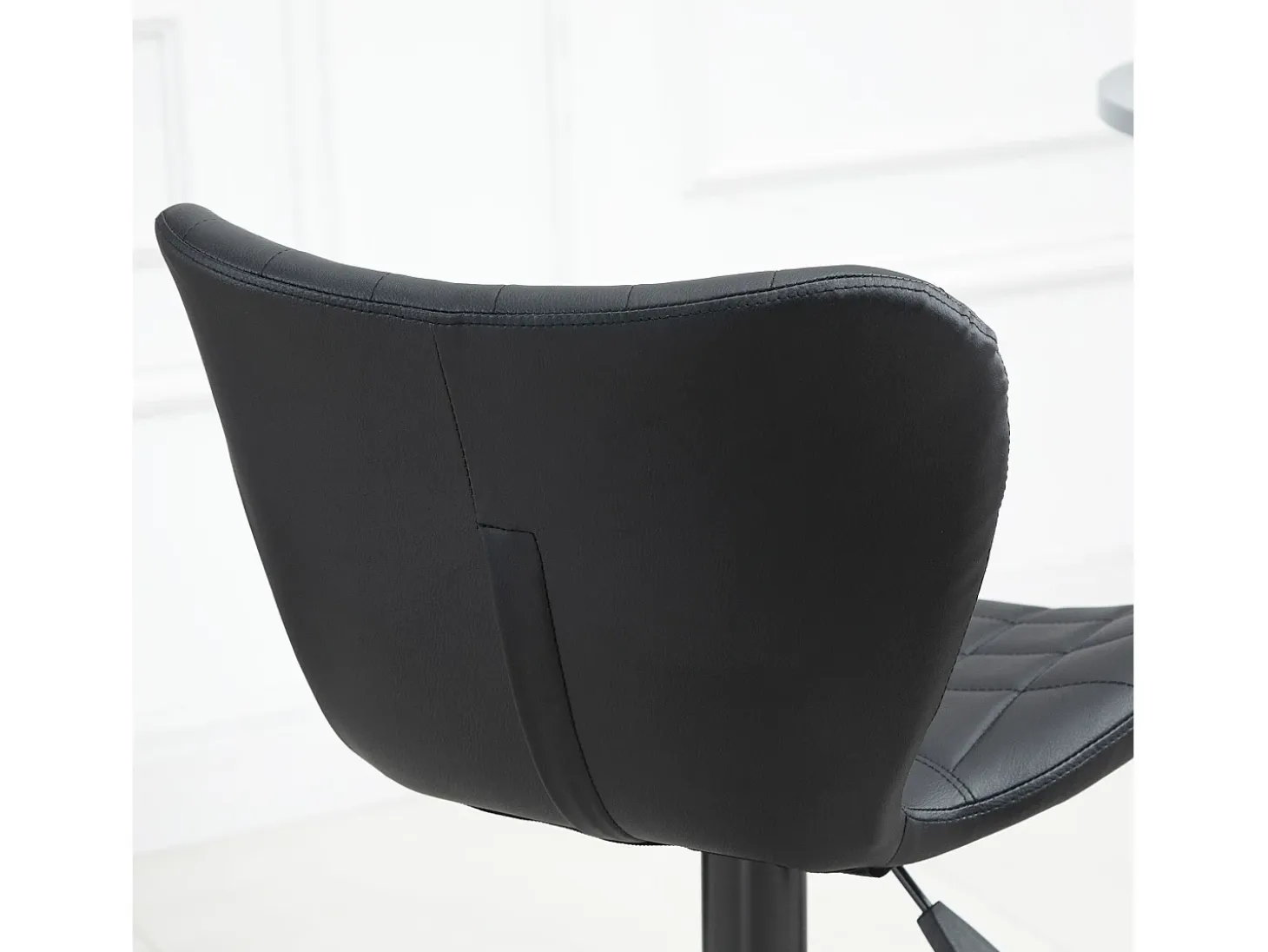 Taburete de bar ajustable, giratorio 360°, piel sintética negra, estructura de metal, diseño retro (47x51,5x89-109cm)