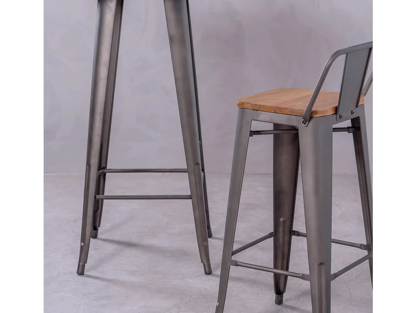 Taburete industrial en acero envejecido con respaldo bajo y asiento de madera - Bistro - Antique