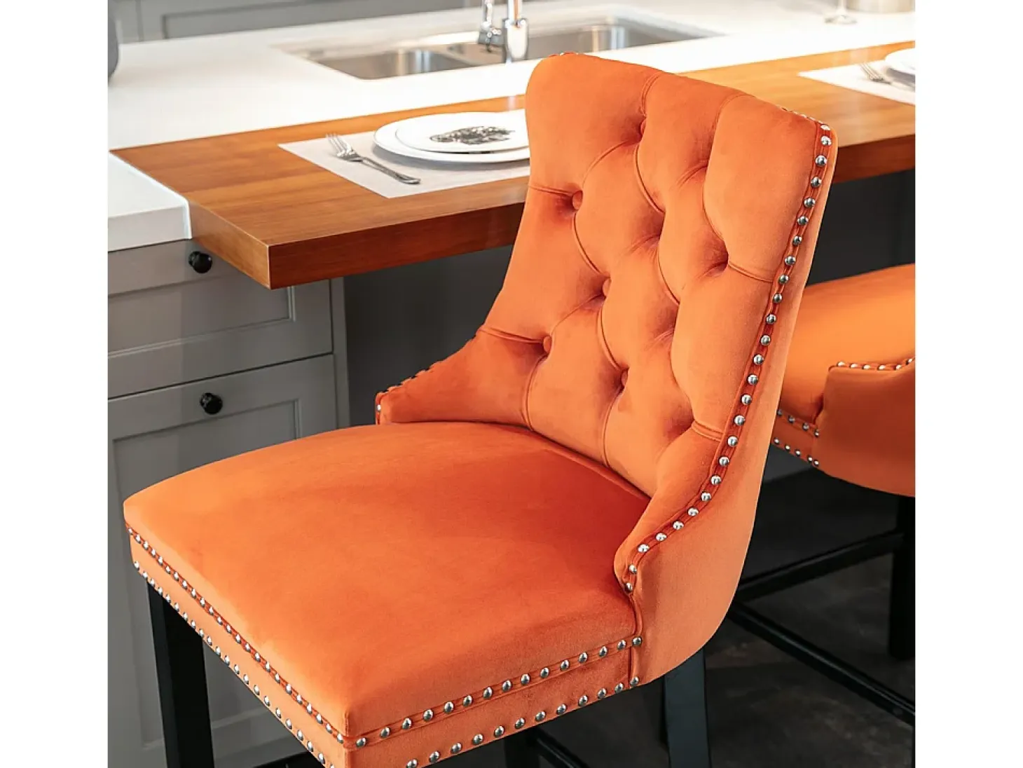 Taburetes de bar acolchados, juego de 2 Con remaches decorativos y patas de madera Adornos cromados con remaches Tapizado de terciopelo, naranja