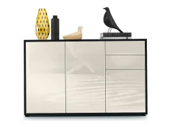 Vladon Cajonera Ben V3, Cómoda con 3 Puertas y 2 Cajones, Negro mate/Crema de alto brillo (117 x 74 x 36 cm)